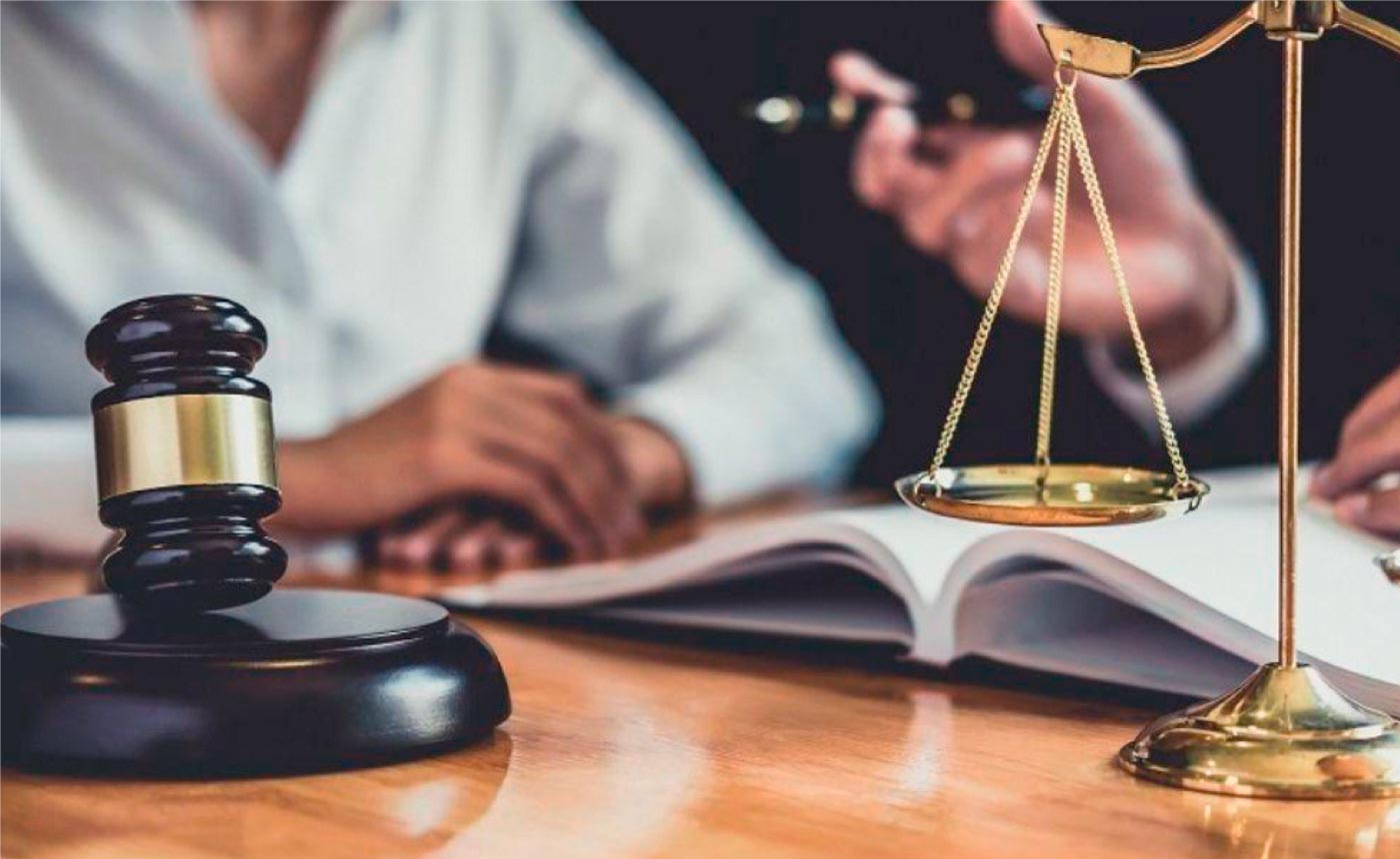 Balanza, mazo y documentación jurídica